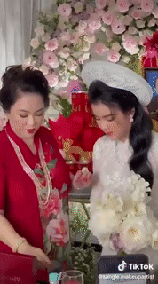 Xuất hiện video vợ chồng ông Dũng 'lò vôi' đi hỏi vợ cho cậu con trai, bà Phương Hằng tận tay trao sính lễ và buột miệng nói một câu siêu ngọt dành cho con dâu - 1 Xuất hiện video vợ chồng ông Dũng 'lò vôi' đi hỏi vợ cho cậu con trai, bà Phương Hằng tận tay trao sính lễ và buột miệng nói một câu siêu ngọt dành cho con dâu - 1