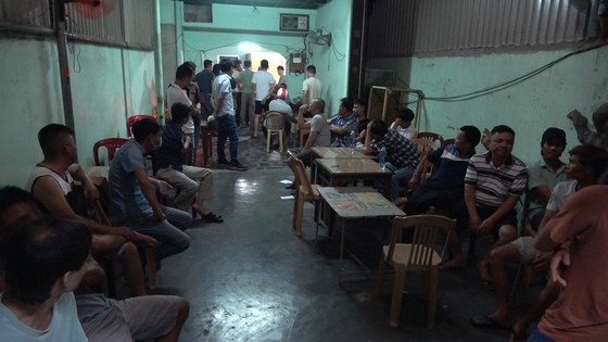 Triệt phá tụ điểm cá độ bóng đá giao dịch gần 2 tỷ đồng núp bóng quán cà phê - 1 Triệt phá tụ điểm cá độ bóng đá giao dịch gần 2 tỷ đồng núp bóng quán cà phê - 1