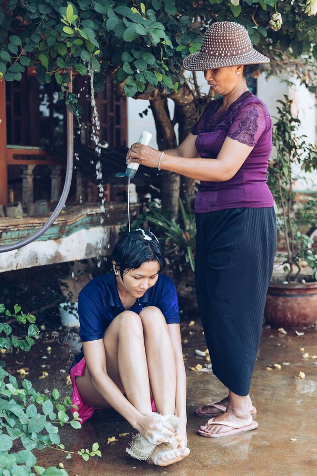 Hoa hậu H'Hen Niê tậu xế hộp tặng bố mẹ để không thua thiệt với hàng xóm, bạn bè - 2 Hoa hậu H'Hen Niê tậu xế hộp tặng bố mẹ để không thua thiệt với hàng xóm, bạn bè - 2
