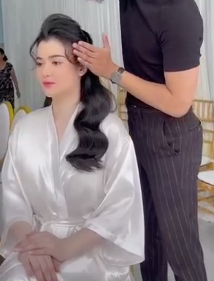 Xuất hiện video vợ chồng ông Dũng 'lò vôi' đi hỏi vợ cho cậu con trai, bà Phương Hằng tận tay trao sính lễ và buột miệng nói một câu siêu ngọt dành cho con dâu - 7 Xuất hiện video vợ chồng ông Dũng 'lò vôi' đi hỏi vợ cho cậu con trai, bà Phương Hằng tận tay trao sính lễ và buột miệng nói một câu siêu ngọt dành cho con dâu - 7