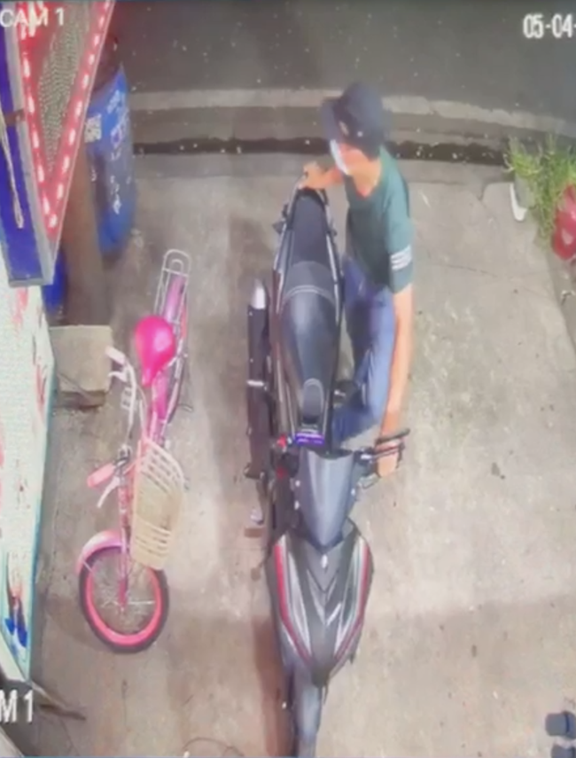 Vụ bác sĩ bị đâm chết khi cố truy cản tên trộm xe: Công an Bình Dương treo thưởng 100 triệu đồng bắt hung thủ Vụ bác sĩ bị đâm chết khi cố truy cản tên trộm xe: Công an Bình Dương treo thưởng 100 triệu đồng bắt hung thủ