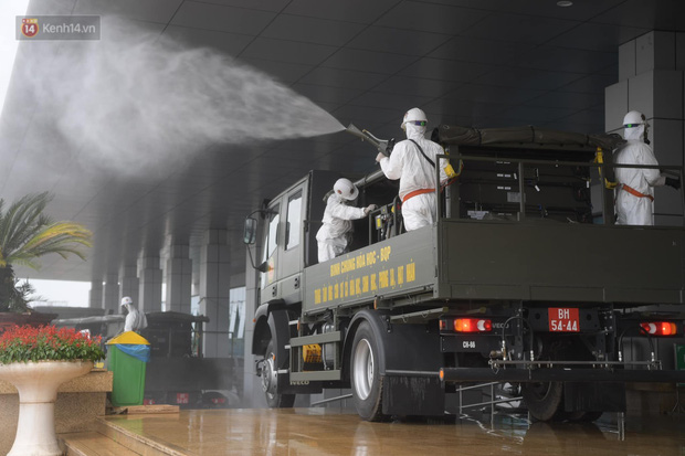 Ảnh: Quân đội tổng lực phun khử khuẩn, tiêu độc Bệnh viện Bệnh Nhiệt đới Trung ương cơ sở 2 - 10 Ảnh: Quân đội tổng lực phun khử khuẩn, tiêu độc Bệnh viện Bệnh Nhiệt đới Trung ương cơ sở 2 - 10