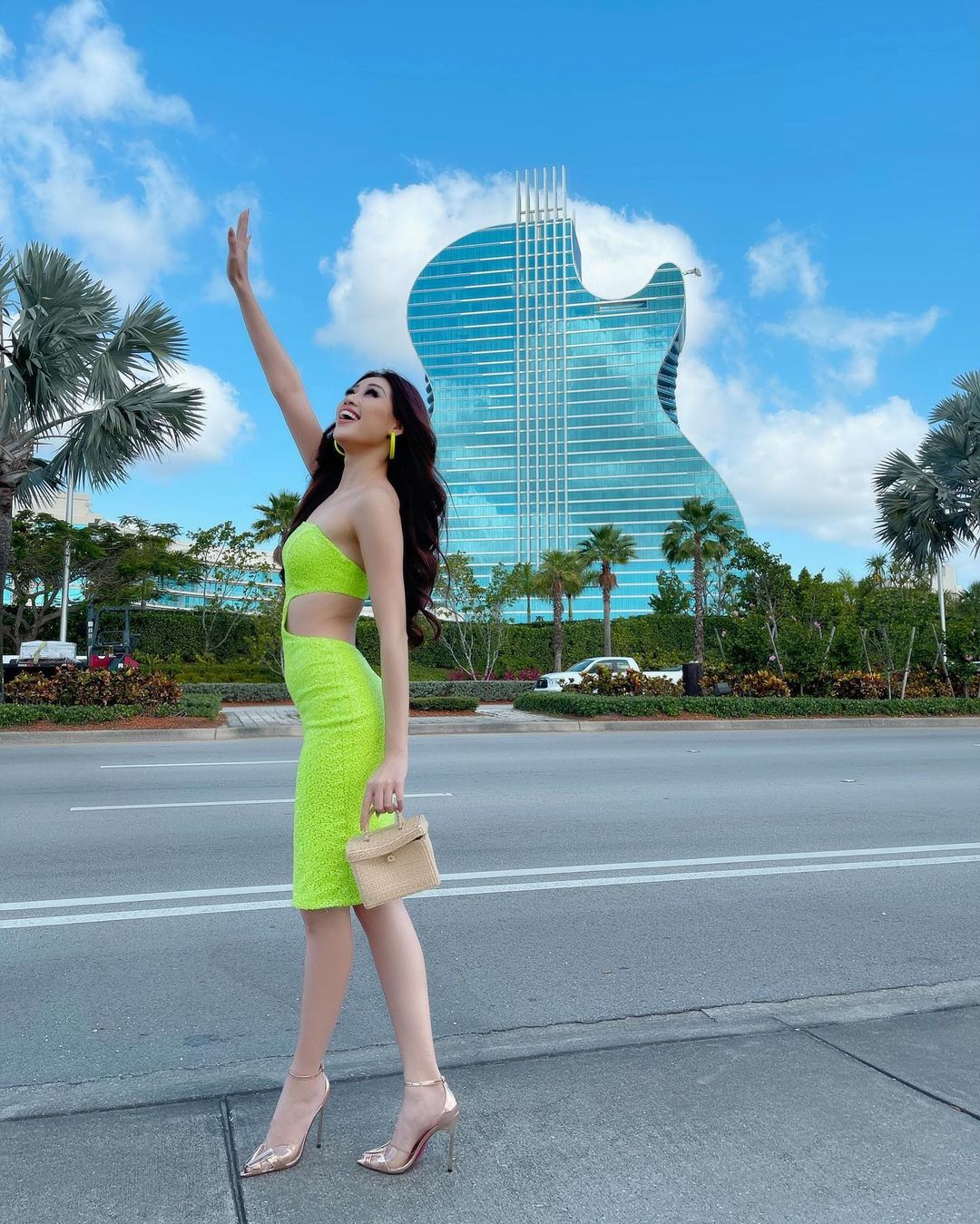 Khánh Vân chặt chém 'hội chị em Miss Universe' bằng bộ đầm khoét xẻ tưng bừng, tụt cân thấy rõ nhưng vẫn rất thần thái - 9 Khánh Vân chặt chém 'hội chị em Miss Universe' bằng bộ đầm khoét xẻ tưng bừng, tụt cân thấy rõ nhưng vẫn rất thần thái - 9