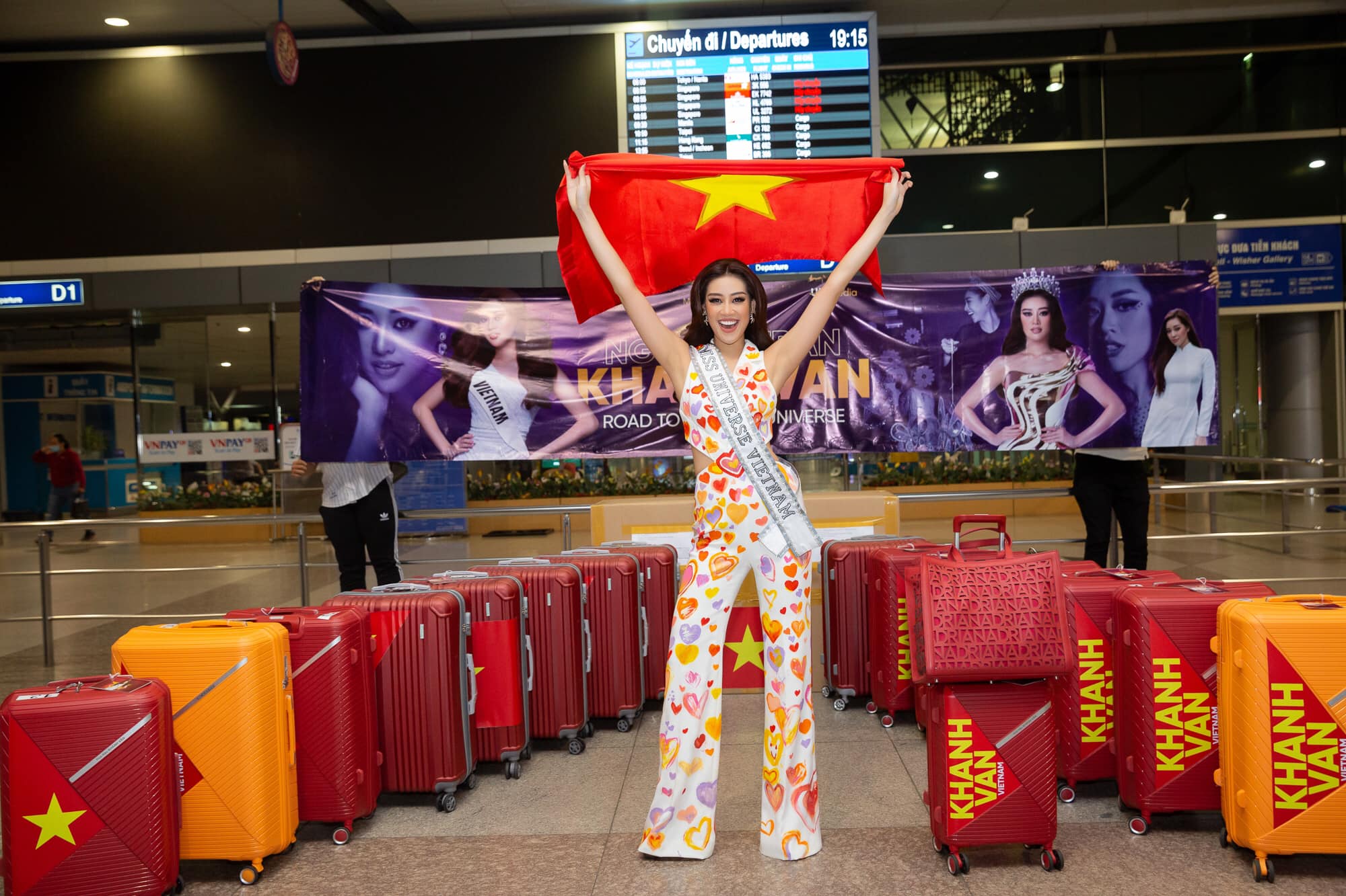 Khánh Vân chặt chém 'hội chị em Miss Universe' bằng bộ đầm khoét xẻ tưng bừng, tụt cân thấy rõ nhưng vẫn rất thần thái Khánh Vân chặt chém 'hội chị em Miss Universe' bằng bộ đầm khoét xẻ tưng bừng, tụt cân thấy rõ nhưng vẫn rất thần thái
