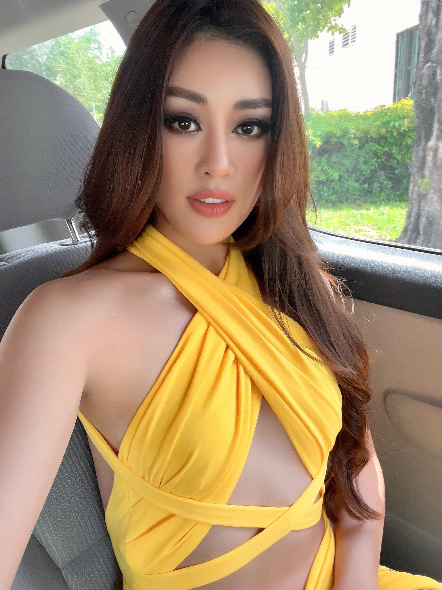Khánh Vân chặt chém 'hội chị em Miss Universe' bằng bộ đầm khoét xẻ tưng bừng, tụt cân thấy rõ nhưng vẫn rất thần thái - 7 Khánh Vân chặt chém 'hội chị em Miss Universe' bằng bộ đầm khoét xẻ tưng bừng, tụt cân thấy rõ nhưng vẫn rất thần thái - 7