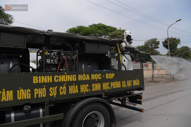 Ảnh: Quân đội tổng lực phun khử khuẩn, tiêu độc Bệnh viện Bệnh Nhiệt đới Trung ương cơ sở 2 - 17 Ảnh: Quân đội tổng lực phun khử khuẩn, tiêu độc Bệnh viện Bệnh Nhiệt đới Trung ương cơ sở 2 - 17