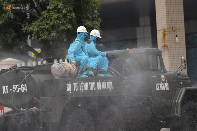 Ảnh: Quân đội tổng lực phun khử khuẩn, tiêu độc Bệnh viện Bệnh Nhiệt đới Trung ương cơ sở 2 - 2 Ảnh: Quân đội tổng lực phun khử khuẩn, tiêu độc Bệnh viện Bệnh Nhiệt đới Trung ương cơ sở 2 - 2