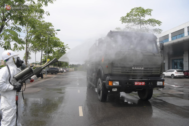 Ảnh: Quân đội tổng lực phun khử khuẩn, tiêu độc Bệnh viện Bệnh Nhiệt đới Trung ương cơ sở 2 - 9 Ảnh: Quân đội tổng lực phun khử khuẩn, tiêu độc Bệnh viện Bệnh Nhiệt đới Trung ương cơ sở 2 - 9