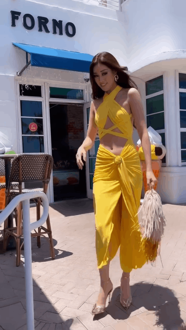 Khánh Vân chặt chém 'hội chị em Miss Universe' bằng bộ đầm khoét xẻ tưng bừng, tụt cân thấy rõ nhưng vẫn rất thần thái - 2 Khánh Vân chặt chém 'hội chị em Miss Universe' bằng bộ đầm khoét xẻ tưng bừng, tụt cân thấy rõ nhưng vẫn rất thần thái - 2