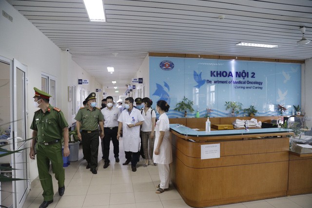 Người nhà bệnh nhân Bệnh viện K bị phạt 10 triệu vì không đeo khẩu trang Người nhà bệnh nhân Bệnh viện K bị phạt 10 triệu vì không đeo khẩu trang