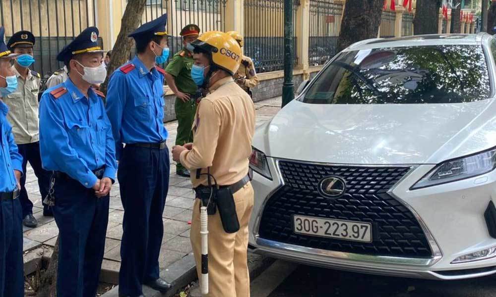 Lái xe Lexus có biển ra vào Bộ Công an thách tổ liên ngành xử lý vi phạm Lái xe Lexus có biển ra vào Bộ Công an thách tổ liên ngành xử lý vi phạm