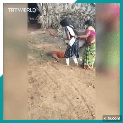 Thảm cảnh đau đớn ở Ấn Độ: Bố nằm lả vì nhiễm Covid-19 không ai dám đến gần, con gái mang cho chút nước cũng bị mẹ ngăn cản quyết liệt Thảm cảnh đau đớn ở Ấn Độ: Bố nằm lả vì nhiễm Covid-19 không ai dám đến gần, con gái mang cho chút nước cũng bị mẹ ngăn cản quyết liệt