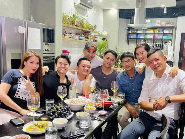 Trương Ngọc Ánh lần đầu lộ diện bên tình trẻ Anh Dũng hậu công khai hẹn hò, còn nghiêng đầu kè kè thế này mới chịu! Trương Ngọc Ánh lần đầu lộ diện bên tình trẻ Anh Dũng hậu công khai hẹn hò, còn nghiêng đầu kè kè thế này mới chịu!