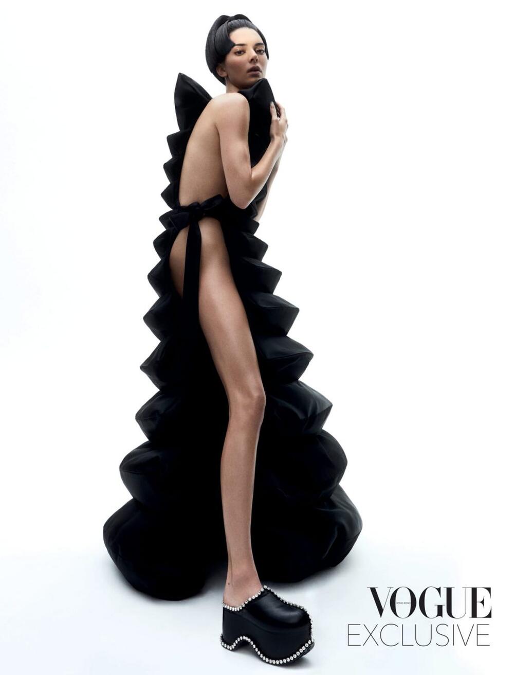 Kendall Jenner khoe thân táo bạo trên tạp chí Vogue, thần thái 'đơ có đẳng cấp' gây tranh cãi - 2 Kendall Jenner khoe thân táo bạo trên tạp chí Vogue, thần thái 'đơ có đẳng cấp' gây tranh cãi - 2