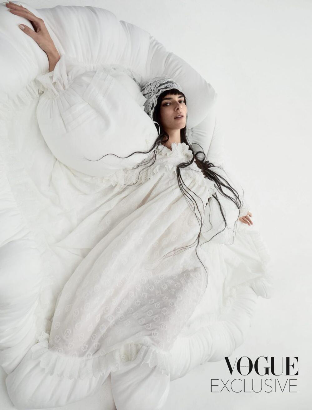 Kendall Jenner khoe thân táo bạo trên tạp chí Vogue, thần thái 'đơ có đẳng cấp' gây tranh cãi - 4 Kendall Jenner khoe thân táo bạo trên tạp chí Vogue, thần thái 'đơ có đẳng cấp' gây tranh cãi - 4