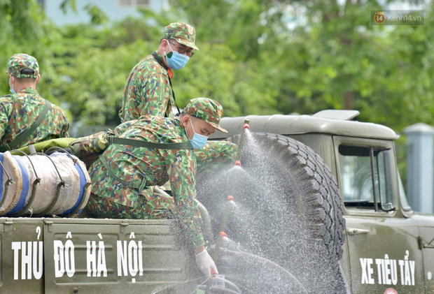 Ảnh: Hơn 1km tuyến đường ven bệnh viện với hơn 6,6 hecta viện K Tân Triều được phun khử khuẩn, tiêu độc - 17 Ảnh: Hơn 1km tuyến đường ven bệnh viện với hơn 6,6 hecta viện K Tân Triều được phun khử khuẩn, tiêu độc - 17