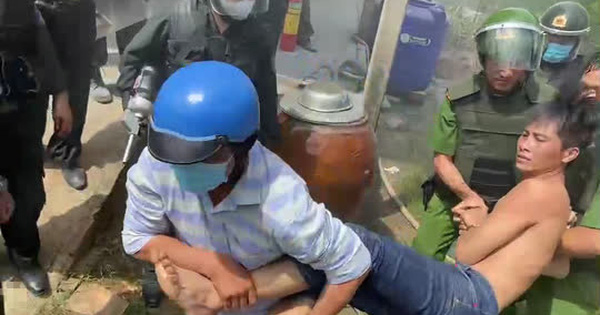 CLIP: Công an khống chế kẻ ngáo đá đốt nhà rồi cố thủ như phim hành động CLIP: Công an khống chế kẻ ngáo đá đốt nhà rồi cố thủ như phim hành động