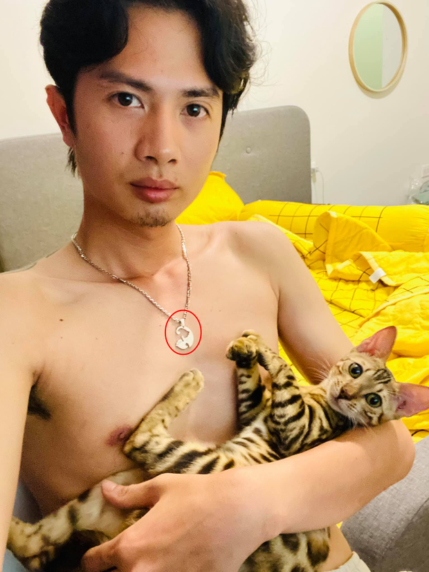 Bồ trẻ kém Huỳnh Phương 8 tuổi lại tự tung hint hẹn hò, sợi dây chuyền trên cổ như 'trêu ngươi' hội hóng - 3 Bồ trẻ kém Huỳnh Phương 8 tuổi lại tự tung hint hẹn hò, sợi dây chuyền trên cổ như 'trêu ngươi' hội hóng - 3