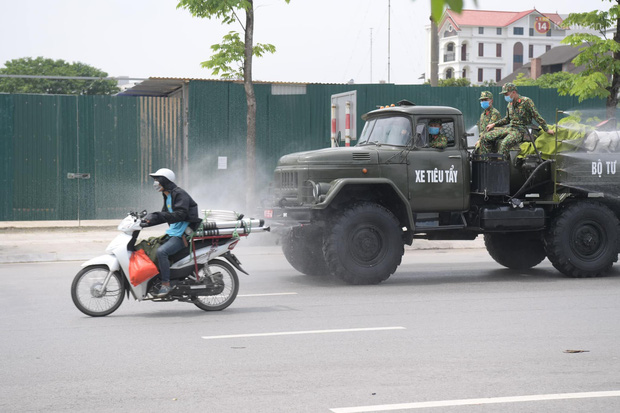 Ảnh: Hơn 1km tuyến đường ven bệnh viện với hơn 6,6 hecta viện K Tân Triều được phun khử khuẩn, tiêu độc - 3 Ảnh: Hơn 1km tuyến đường ven bệnh viện với hơn 6,6 hecta viện K Tân Triều được phun khử khuẩn, tiêu độc - 3
