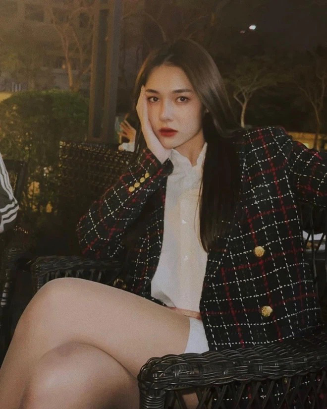 Bồ trẻ kém Huỳnh Phương 8 tuổi lại tự tung hint hẹn hò, sợi dây chuyền trên cổ như 'trêu ngươi' hội hóng - 1 Bồ trẻ kém Huỳnh Phương 8 tuổi lại tự tung hint hẹn hò, sợi dây chuyền trên cổ như 'trêu ngươi' hội hóng - 1