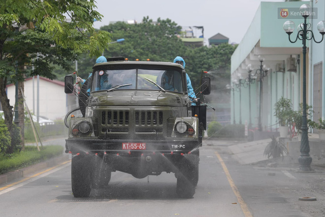 Ảnh: Hơn 1km tuyến đường ven bệnh viện với hơn 6,6 hecta viện K Tân Triều được phun khử khuẩn, tiêu độc - 5 Ảnh: Hơn 1km tuyến đường ven bệnh viện với hơn 6,6 hecta viện K Tân Triều được phun khử khuẩn, tiêu độc - 5
