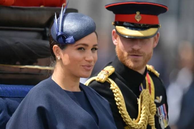 Meghan dùng sách để ám chỉ Harry buồn khi mất các tước vị quân đội - 1 Meghan dùng sách để ám chỉ Harry buồn khi mất các tước vị quân đội - 1
