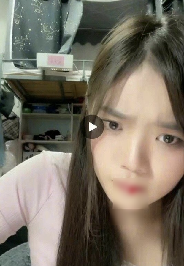 Đang livestream, nữ idol nhăn nhó rồi bất ngờ... hộc máu miệng trước sự bàng hoàng của netizen - 1 Đang livestream, nữ idol nhăn nhó rồi bất ngờ... hộc máu miệng trước sự bàng hoàng của netizen - 1