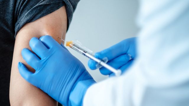 Tiêm vắc-xin vẫn bị mắc Covid-19: Điều quan trọng chuyên gia nhắn nhủ mọi người cần nắm rõ - 2 Tiêm vắc-xin vẫn bị mắc Covid-19: Điều quan trọng chuyên gia nhắn nhủ mọi người cần nắm rõ - 2