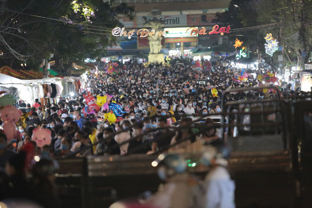 BN 3141 đi du lịch nhiều điểm nổi tiếng ở Đà Lạt trong đó có chợ đêm, xác định được 179 F1 BN 3141 đi du lịch nhiều điểm nổi tiếng ở Đà Lạt trong đó có chợ đêm, xác định được 179 F1