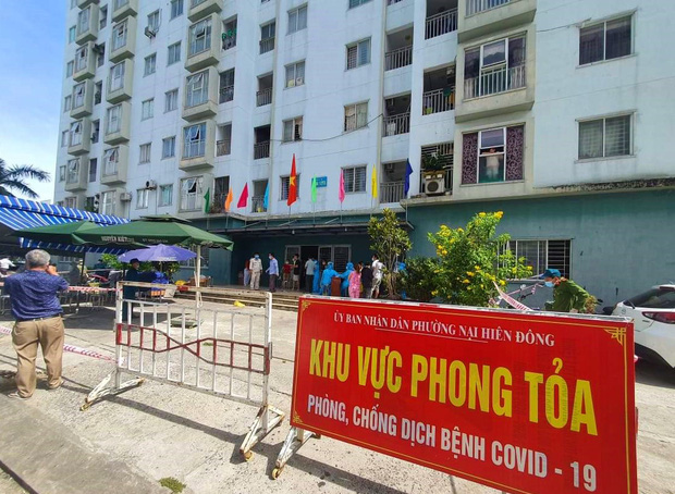 1 người đàn ông định đu dây thừng rời khỏi chung cư bị phong tỏa vì có ca nhiễm Covid-19 1 người đàn ông định đu dây thừng rời khỏi chung cư bị phong tỏa vì có ca nhiễm Covid-19