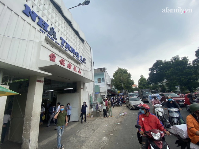 Mẹ cô giáo Cà Mau gặp nạn trong vụ cháy nhà, 8 người chết thảm ở TP.HCM đẫm nước mắt chờ nhận thi thể con - 8 Mẹ cô giáo Cà Mau gặp nạn trong vụ cháy nhà, 8 người chết thảm ở TP.HCM đẫm nước mắt chờ nhận thi thể con - 8