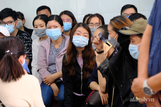 Mẹ cô giáo Cà Mau gặp nạn trong vụ cháy nhà, 8 người chết thảm ở TP.HCM đẫm nước mắt chờ nhận thi thể con - 1 Mẹ cô giáo Cà Mau gặp nạn trong vụ cháy nhà, 8 người chết thảm ở TP.HCM đẫm nước mắt chờ nhận thi thể con - 1