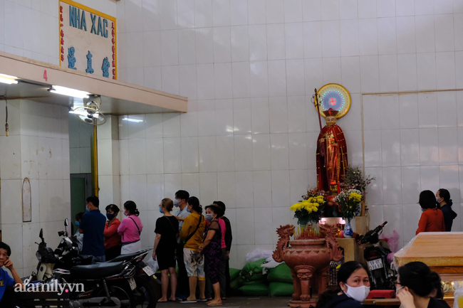 Mẹ cô giáo Cà Mau gặp nạn trong vụ cháy nhà, 8 người chết thảm ở TP.HCM đẫm nước mắt chờ nhận thi thể con Mẹ cô giáo Cà Mau gặp nạn trong vụ cháy nhà, 8 người chết thảm ở TP.HCM đẫm nước mắt chờ nhận thi thể con