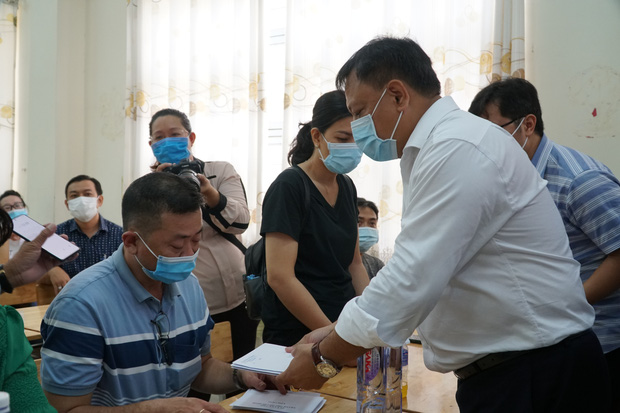 Lãnh đạo TP.HCM động viên, trao tiền hỗ trợ cho người thân của 8 nạn nhân tử vong trong vụ cháy thương tâm - 3 Lãnh đạo TP.HCM động viên, trao tiền hỗ trợ cho người thân của 8 nạn nhân tử vong trong vụ cháy thương tâm - 3