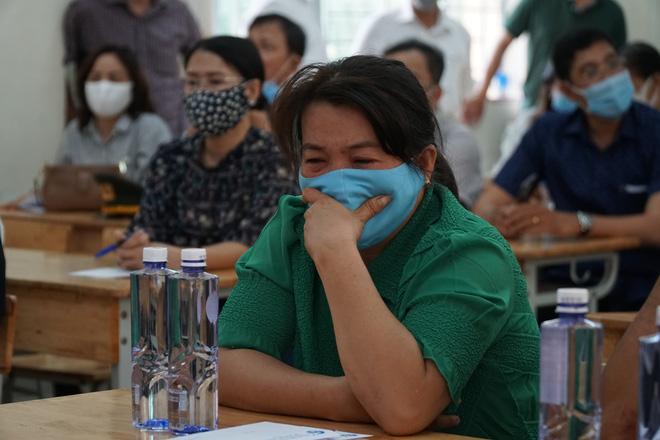 Lãnh đạo TP.HCM động viên, trao tiền hỗ trợ cho người thân của 8 nạn nhân tử vong trong vụ cháy thương tâm - 2 Lãnh đạo TP.HCM động viên, trao tiền hỗ trợ cho người thân của 8 nạn nhân tử vong trong vụ cháy thương tâm - 2
