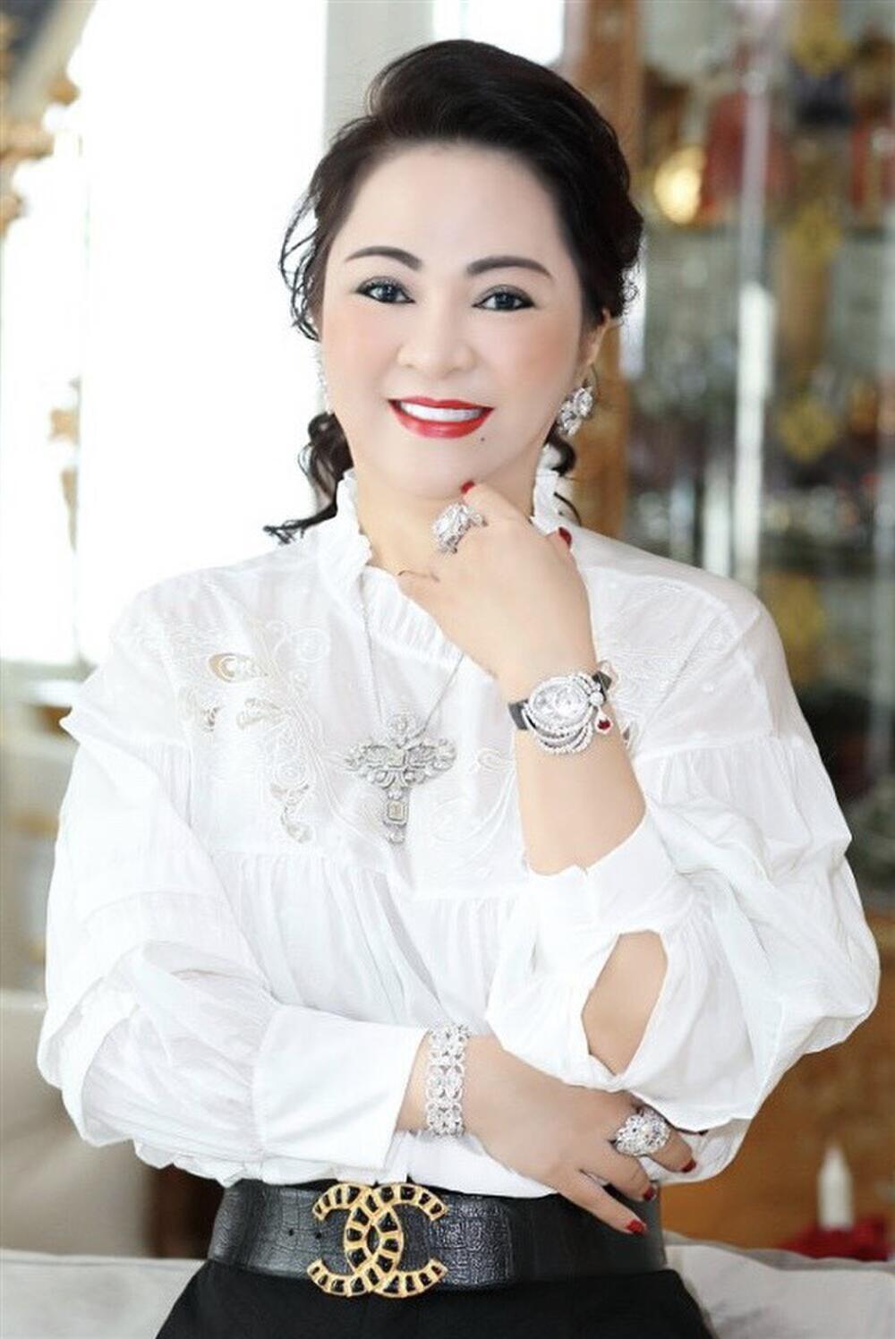 Sau Hoài Linh, Trịnh Kim Chi: Đến lượt Thủy Tiên bị bà Phương Hằng cho lên sóng, gay gắt về việc từ thiện - 1 Sau Hoài Linh, Trịnh Kim Chi: Đến lượt Thủy Tiên bị bà Phương Hằng cho lên sóng, gay gắt về việc từ thiện - 1