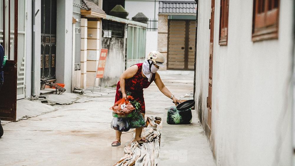 Phong tỏa nơi ở của nhân viên y tế mắc COVID -19 tại Đông Anh - 4 Phong tỏa nơi ở của nhân viên y tế mắc COVID -19 tại Đông Anh - 4