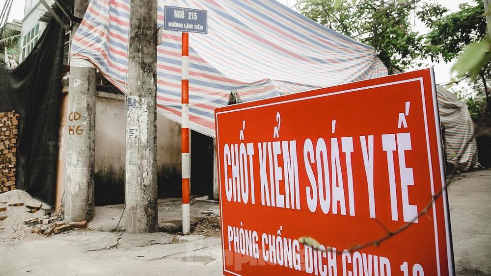 Phong tỏa nơi ở của nhân viên y tế mắc COVID -19 tại Đông Anh Phong tỏa nơi ở của nhân viên y tế mắc COVID -19 tại Đông Anh