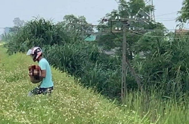 Vụ mẹ ôm con 7 tuổi đi lên đường ray, cháu bé tử vong bất thường: Nghi vấn mẹ sát hại con từ trước - 2 Vụ mẹ ôm con 7 tuổi đi lên đường ray, cháu bé tử vong bất thường: Nghi vấn mẹ sát hại con từ trước - 2