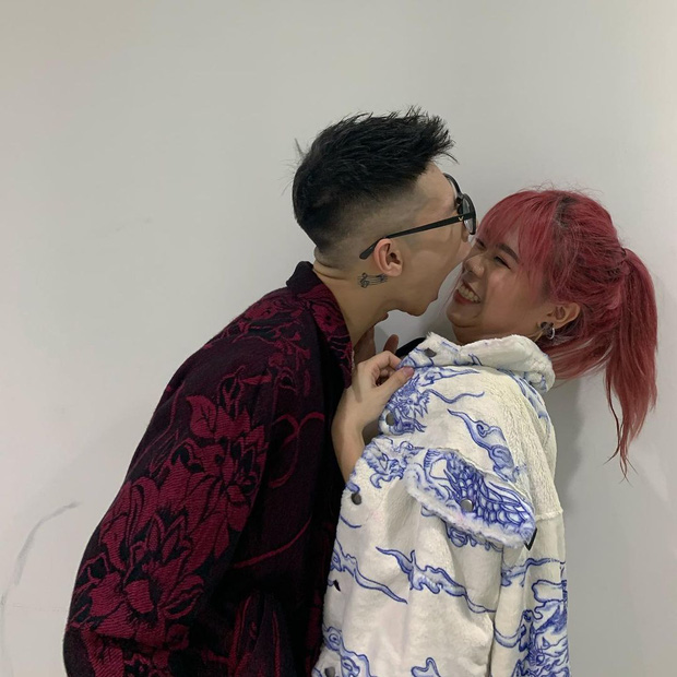 Tlinh và MCK bị chỉ trích vì 'tung hứng' status 18+, nói chuyện đụng chạm vòng 1 của fan Tlinh và MCK bị chỉ trích vì 'tung hứng' status 18+, nói chuyện đụng chạm vòng 1 của fan