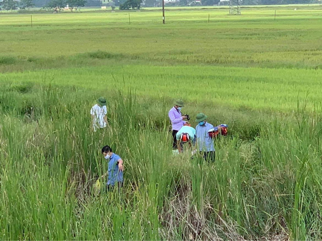 Vụ mẹ ôm con gái 7 tuổi lên đường ray lúc tàu sắp đến: Thi thể cháu bé có vết cắt sâu ở tay trái - 2 Vụ mẹ ôm con gái 7 tuổi lên đường ray lúc tàu sắp đến: Thi thể cháu bé có vết cắt sâu ở tay trái - 2