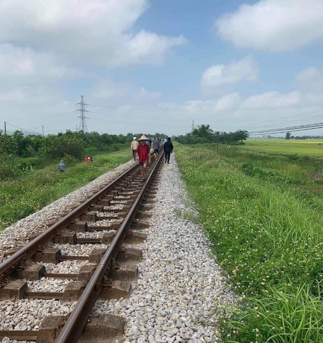 Vụ mẹ ôm con gái 7 tuổi lên đường ray lúc tàu sắp đến: Thi thể cháu bé có vết cắt sâu ở tay trái Vụ mẹ ôm con gái 7 tuổi lên đường ray lúc tàu sắp đến: Thi thể cháu bé có vết cắt sâu ở tay trái