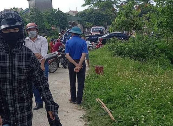 Vụ mẹ ôm con gái 7 tuổi lên đường ray lúc tàu sắp đến: Thi thể cháu bé có vết cắt sâu ở tay trái - 1 Vụ mẹ ôm con gái 7 tuổi lên đường ray lúc tàu sắp đến: Thi thể cháu bé có vết cắt sâu ở tay trái - 1