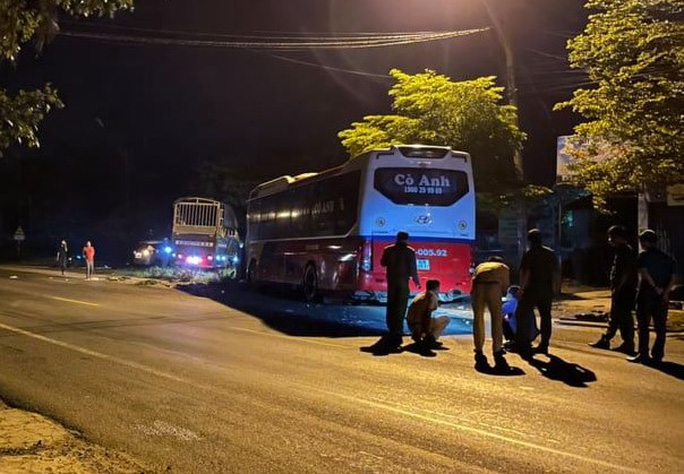 Xe khách đối đầu xe tải ở Buôn Ma Thuột, nhiều người thương vong Xe khách đối đầu xe tải ở Buôn Ma Thuột, nhiều người thương vong