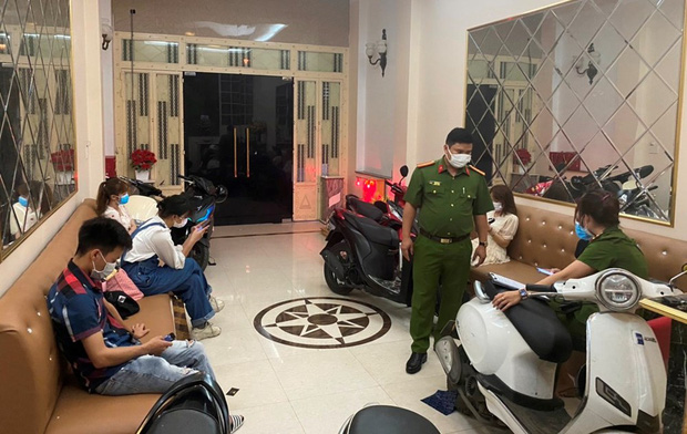 Hải Phòng phát hiện quán karaoke điều nhiều nữ nhân viên đến tiếp khách giữa dịch Covid-19 Hải Phòng phát hiện quán karaoke điều nhiều nữ nhân viên đến tiếp khách giữa dịch Covid-19