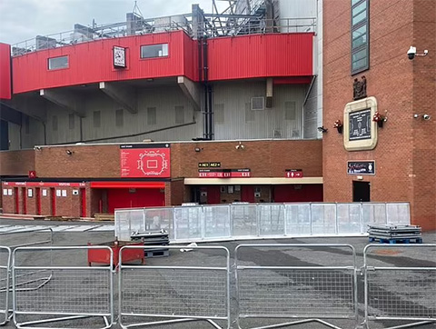 Sợ bị biểu tình, MU biến sân Old Trafford thành lô cốt - 1 Sợ bị biểu tình, MU biến sân Old Trafford thành lô cốt - 1