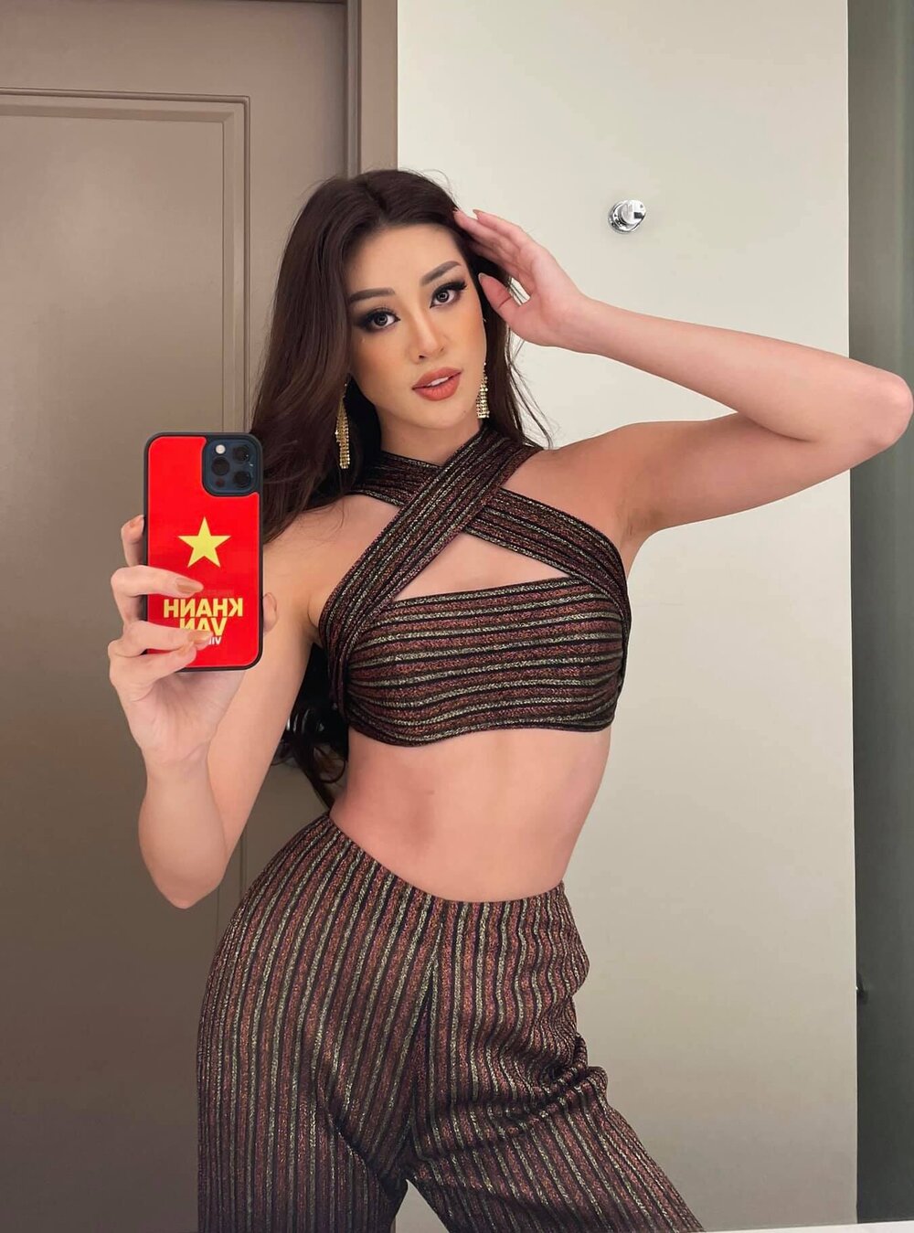 Khánh Vân diện crop-top khoe eo trứ danh, đeo sash Việt Nam đầy tự hào: Luôn hết mình vì màu cờ sắc áo - 4 Khánh Vân diện crop-top khoe eo trứ danh, đeo sash Việt Nam đầy tự hào: Luôn hết mình vì màu cờ sắc áo - 4