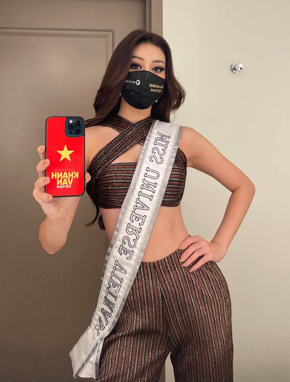 Khánh Vân diện crop-top khoe eo trứ danh, đeo sash Việt Nam đầy tự hào: Luôn hết mình vì màu cờ sắc áo - 5 Khánh Vân diện crop-top khoe eo trứ danh, đeo sash Việt Nam đầy tự hào: Luôn hết mình vì màu cờ sắc áo - 5