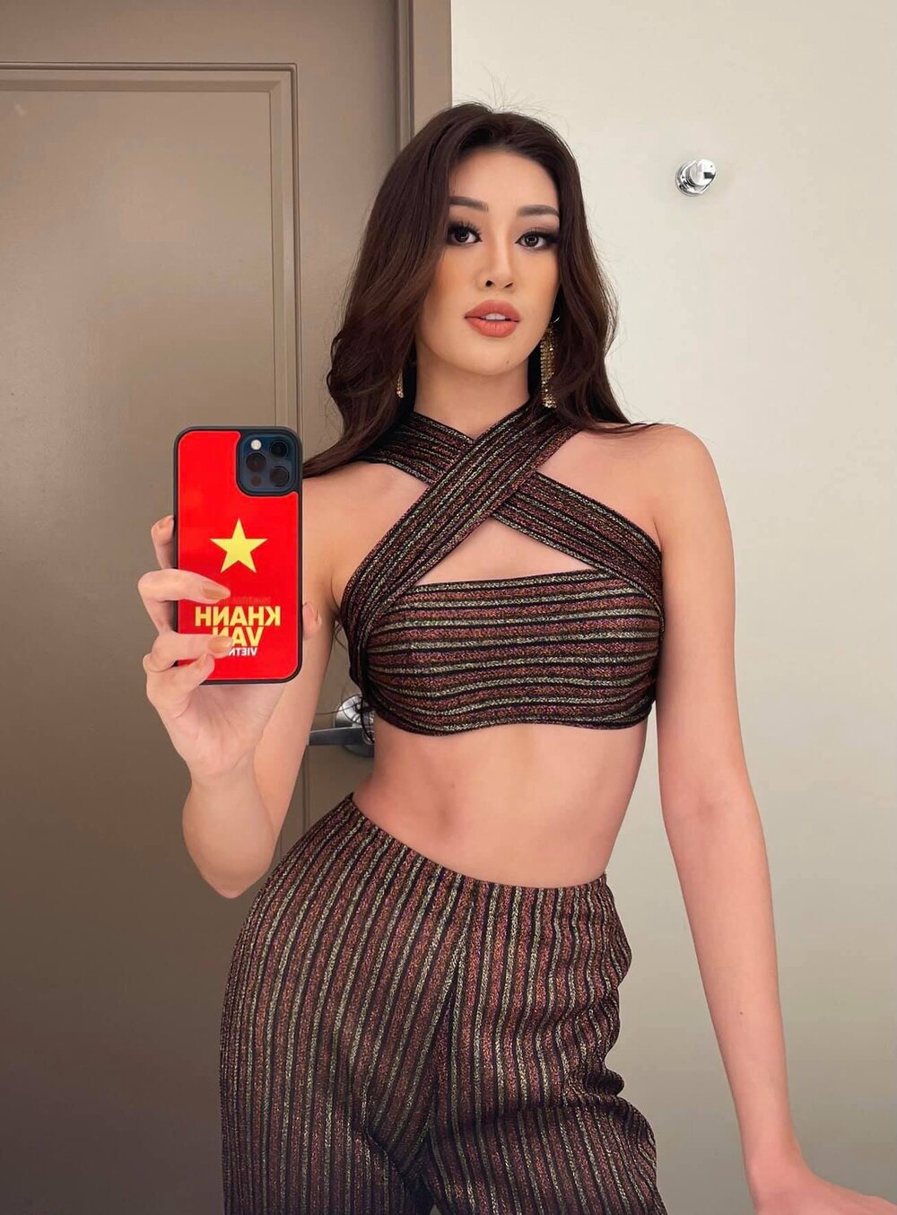 Khánh Vân diện crop-top khoe eo trứ danh, đeo sash Việt Nam đầy tự hào: Luôn hết mình vì màu cờ sắc áo - 3 Khánh Vân diện crop-top khoe eo trứ danh, đeo sash Việt Nam đầy tự hào: Luôn hết mình vì màu cờ sắc áo - 3