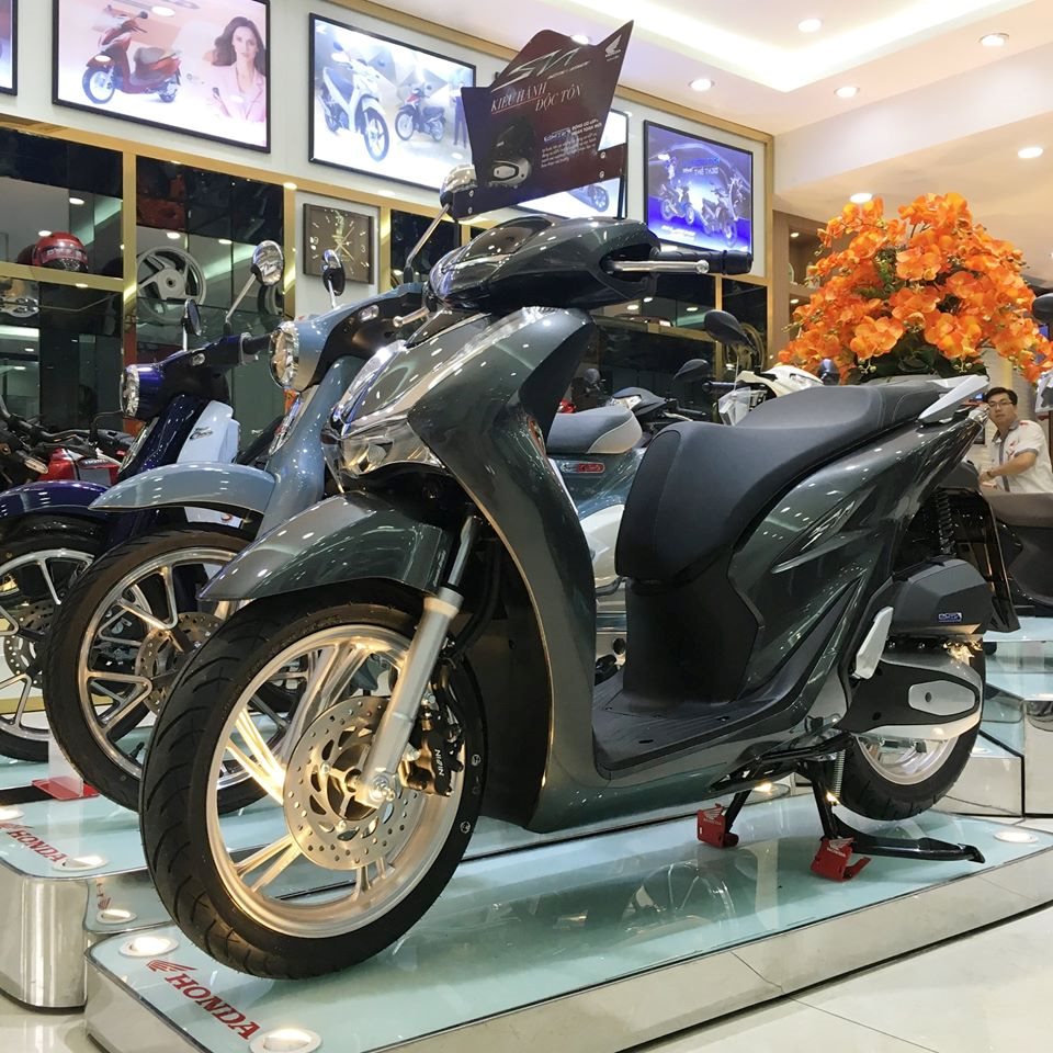 Giá xe Honda SH 2019 bất ngờ chạm mức kỷ lục, đắt gần gấp đôi sản phẩm mới Giá xe Honda SH 2019 bất ngờ chạm mức kỷ lục, đắt gần gấp đôi sản phẩm mới